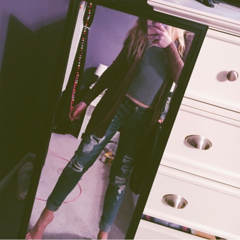 Low rise ripped jeans